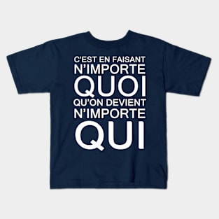 c'est en faisant n'importe QUOI qu'on devient n'importe QUI Kids T-Shirt